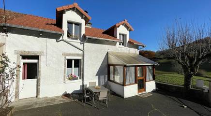 Gîte pour 5 personnes, avec jardin et terrasse, animaux acceptés dans le Cantal