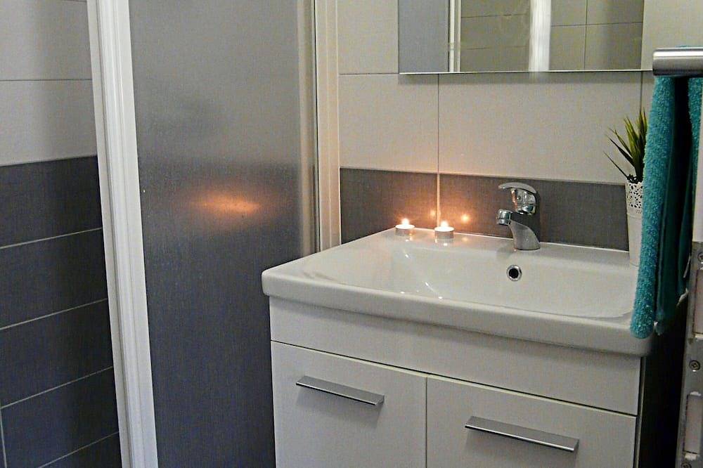 Ganze Wohnung, 1-Zimmer-Ferienwohnung mit Balkon und Meerblick Drvenik Donja vala, Makarska (A-6756-a) in Drvenik, Makarska Riviera