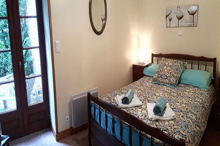 Gîte pour 9 personnes, avec piscine ainsi que jacuzzi et jardin à Chef-Boutonne - 3