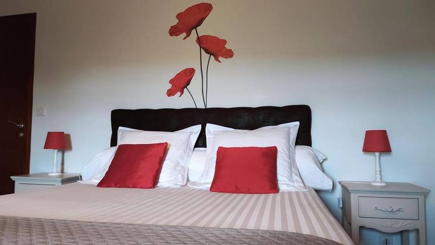 Location de vacances pour 2 personnes, avec terrasse ainsi que jardin et piscine à Champagné-les-Marais - 4
