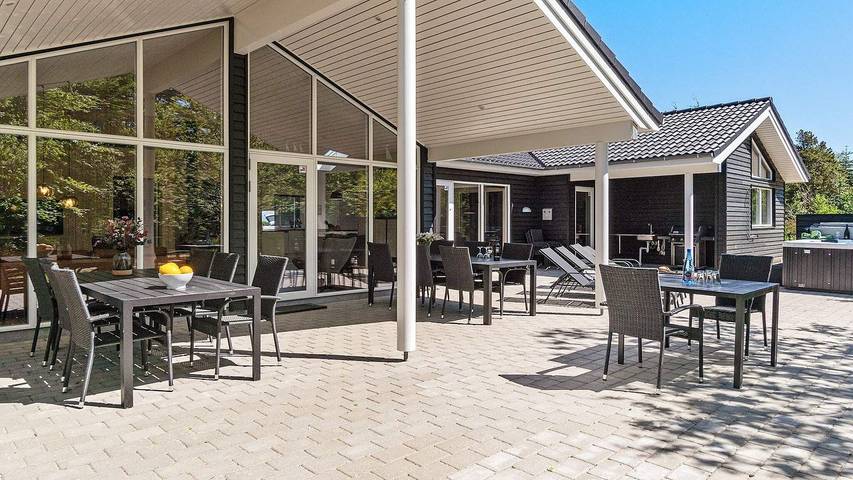 Ferieudlejning for 19 personer, med terrasse og pool såvel som jacuzzi og sauna i Jammerbugt