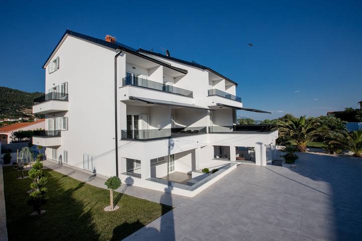 Ferienwohnung für 8 Personen, mit Balkon/Terrasse in Banjol - 3