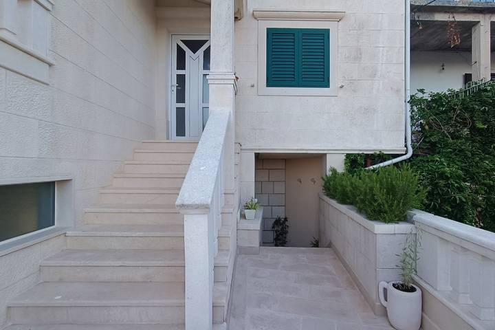 Ganze Wohnung, 3-Zimmer-Ferienwohnung mit Terrasse und Meerblick Sumartin, Brac -a in Sumartin, Brac