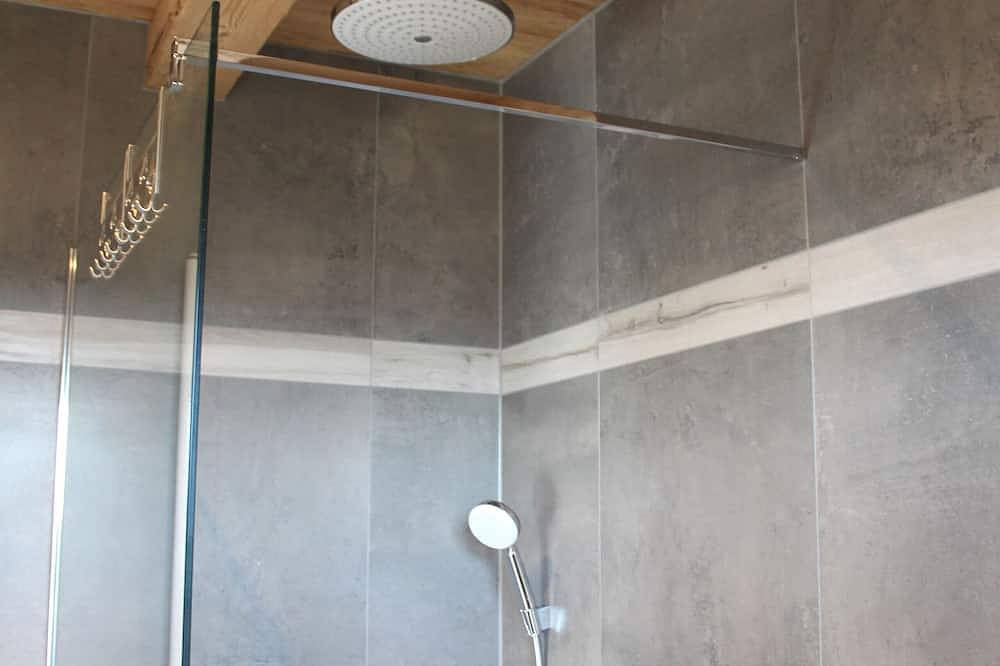 Luxuriöses Massiv-Holzhaus mit Pool und Sauna für 4 Personen im Allgäu in Aitrang, Bayerisch Schwaben