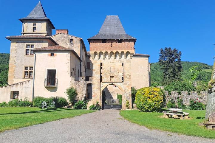 Château pour 15 personnes, avec jardin dans l' Ariège