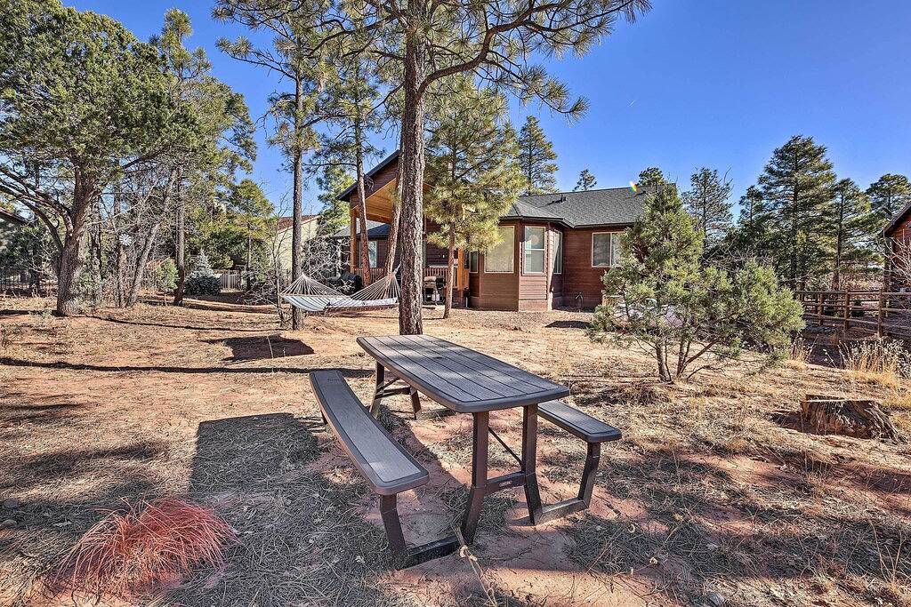 Hot Tub & Ponderosa Views! Luxe Cabin in Lakeside in Navajo County