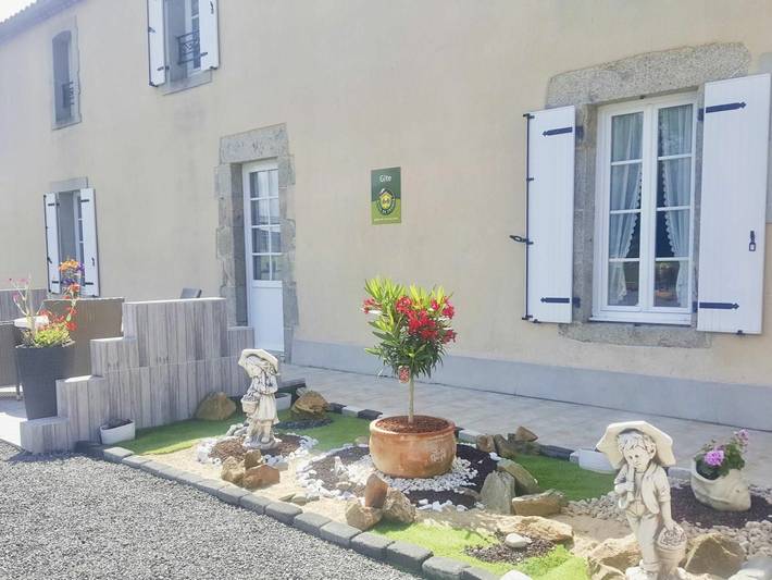 Charming Renovated Farmhouse: Terrace, BBQ, Near Private Lake, WiFi, Baby Equip. in Brem-sur-Mer, Loire Valley