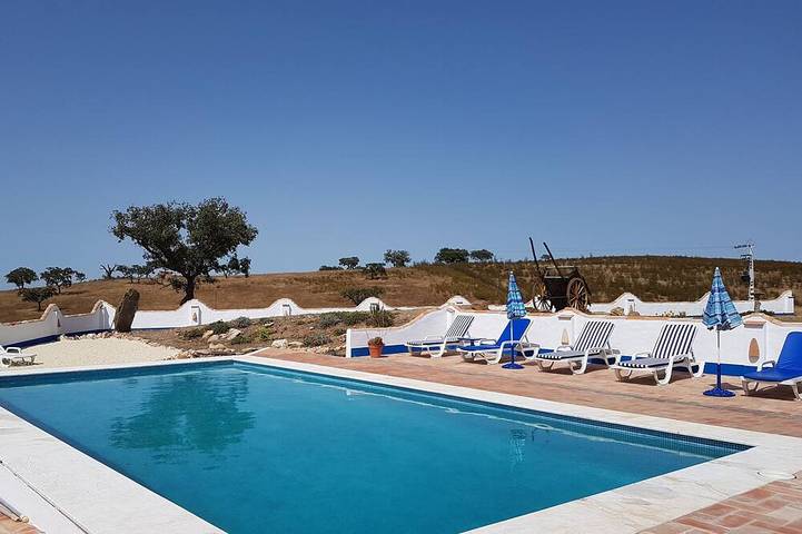 Location de vacances pour 8 personnes, avec piscine ainsi que jardin et terrasse dans Ourique