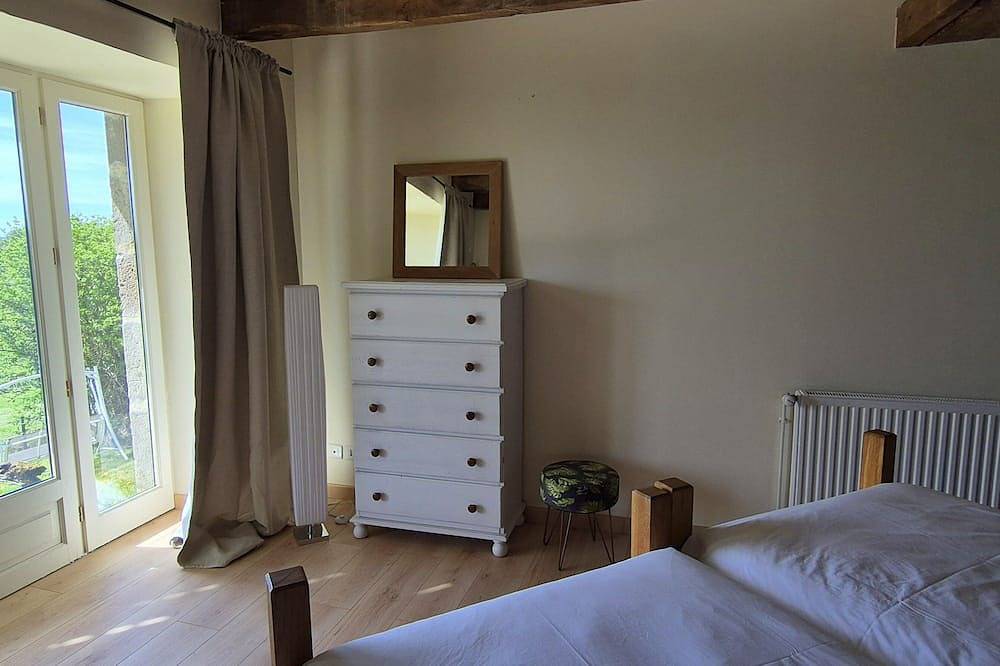 La Grange, a tranquil retreat filled with modern touches, near Mur de Barrez in Mur-de-Barrez, Massif Central
