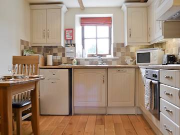 Log Cabin for 2 People in East Meon, Hampshire, Photo 4