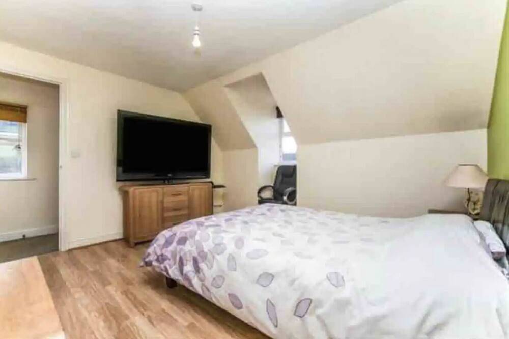 3 x Floor Fun House with Games Room (Sleeps 6) in Great Chart with Singleton, Ashford region
