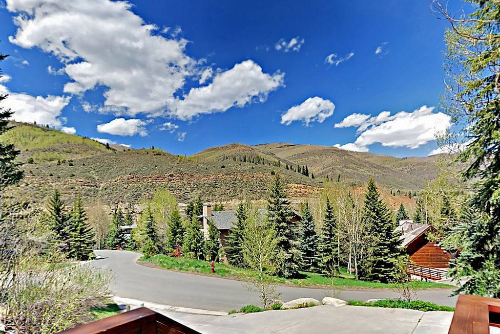 Ganze Wohnung, Spacious West Vail condo near shuttle w/ shared hot tub, washer/dryer in West Vail, Vail