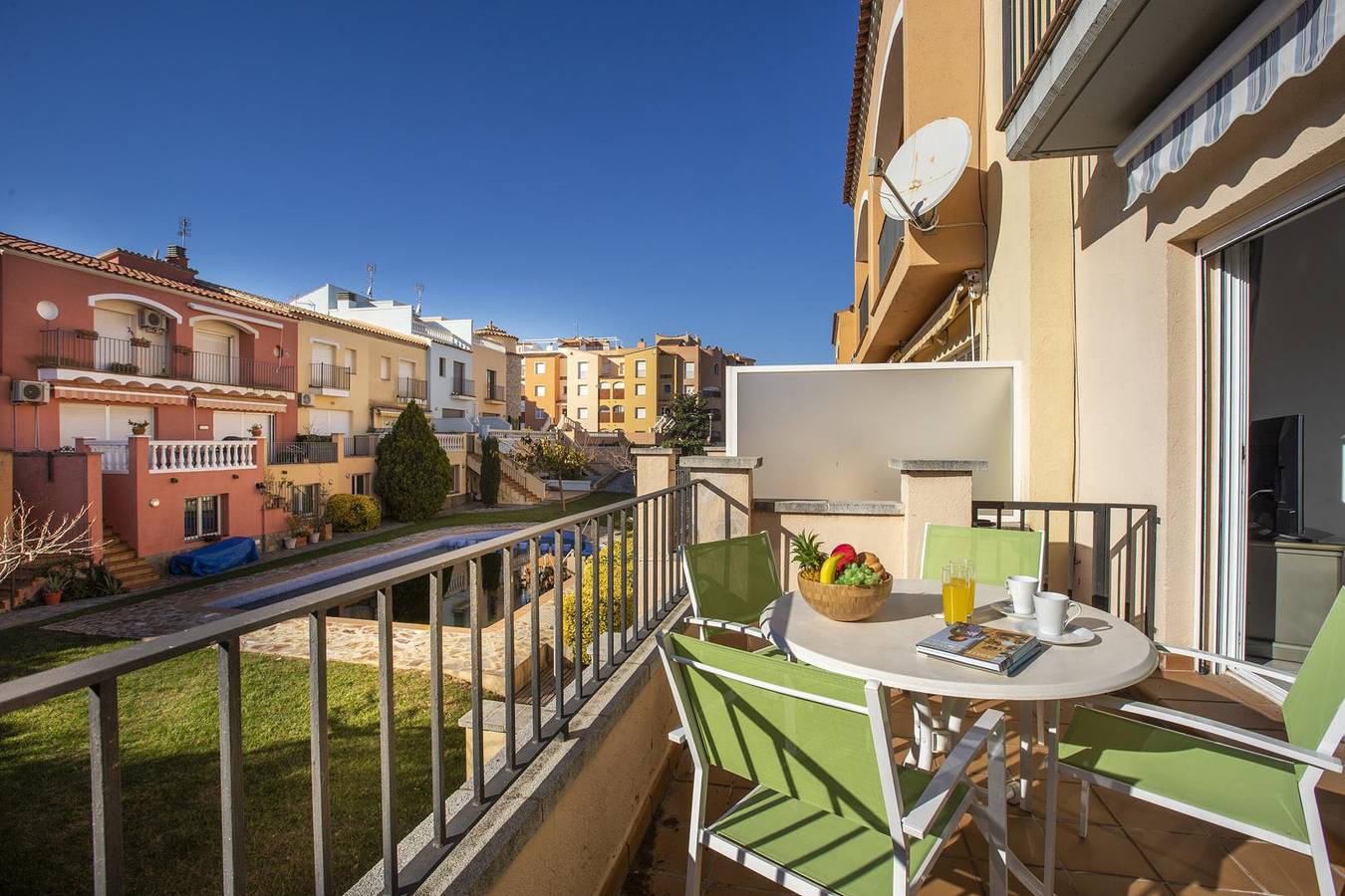 Modernes Haus mit Pool 100 m vom Strand entfernt in Empuriabrava, Oberampurien