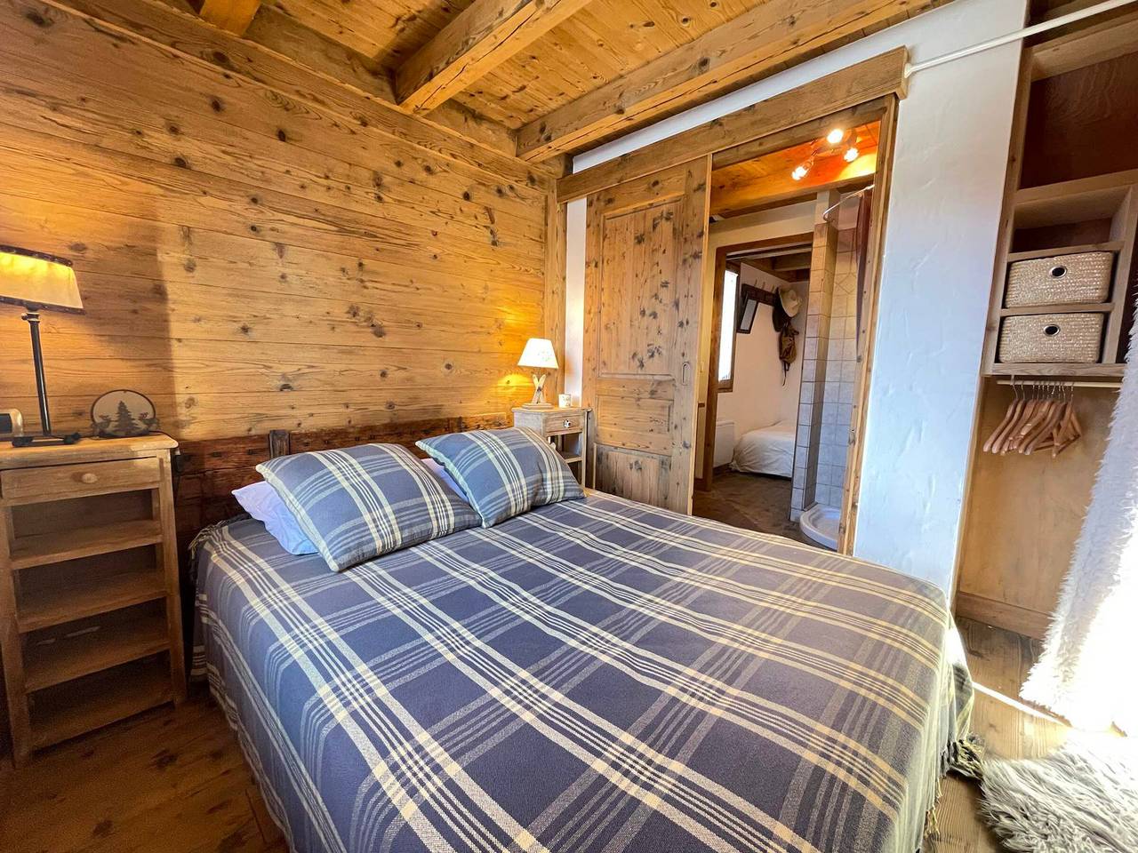 Apartamento entero, Apartamento encantador cerca del pueblo, al lado de las pistas, con balcón y parking cubierto in Crest-Voland, Albertville region