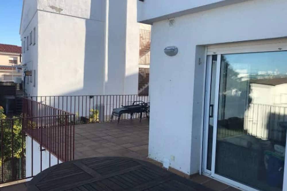 Entire apartment, Fake penthouse with sea views and a large terrace in Platja Grifeu, Upper Empordà