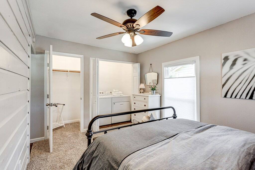 ★ Steine werfen Hütte ★ Unt, Twu, Downtown Courthouse Square! in Denton, Denton County