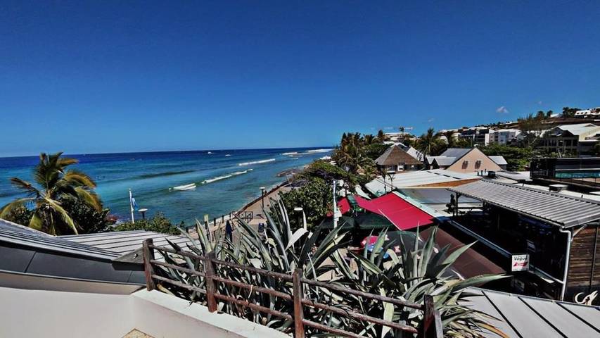 Gîte pour 3 personnes, avec balcon et vue dans Plage des Roches Noires
