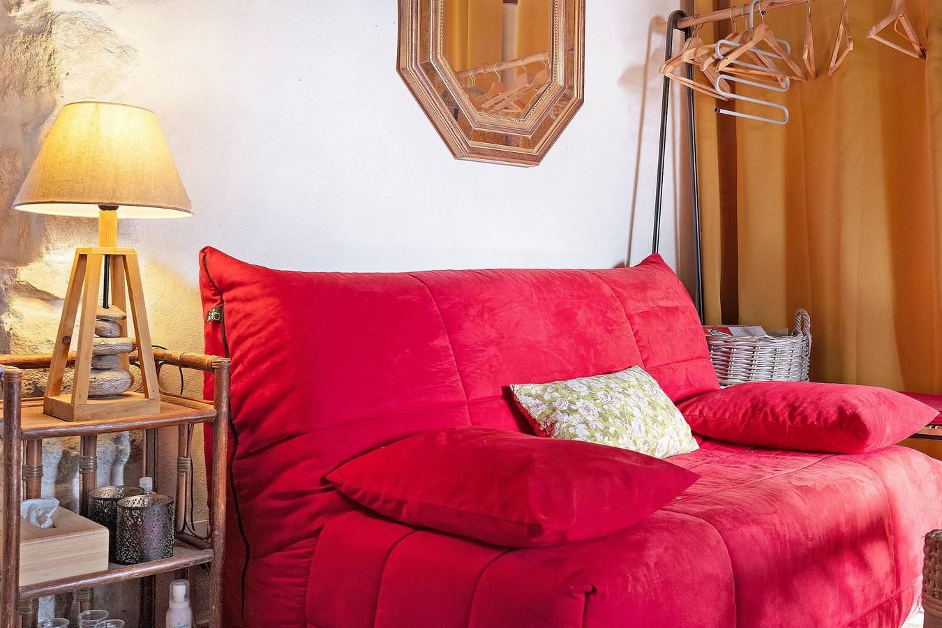 Apartamento entero, Apartamento «Les Mimosas Gite Du Mas Haut» con vistas a la montaña, Wi-Fi y aire acondicionado in Saint-Jean-du-Gard, Cevenas