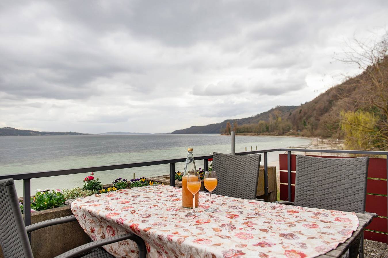 Ganze Wohnung, Fewo '2, 70qm' direkt am See mit großer Terrasse in Bodman-Ludwigshafen, Obersee (Bodensee)