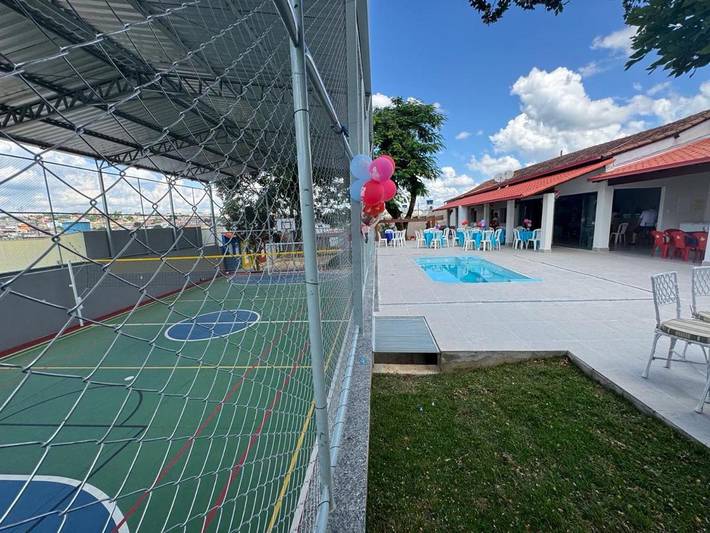 Casas e apartamentos de temporada para 20 pessoas, com vista e balcão e ainda piscina and jardim, com animais de estimação em Divinópolis