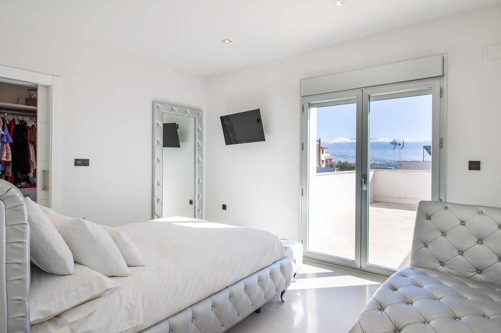 Villa de diseño con jardín, piscina y fantásticas vistas. in Atarfe, Provincia de Granada