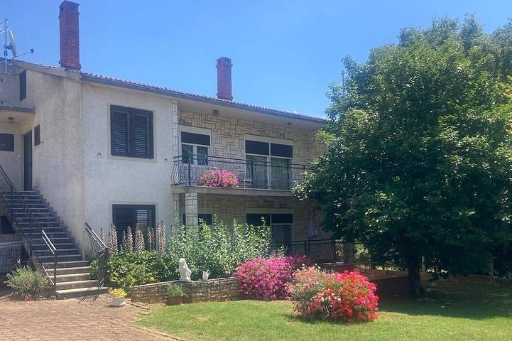 Ferienwohnung für 5 Personen, mit Terrasse und Garten in Kastelir