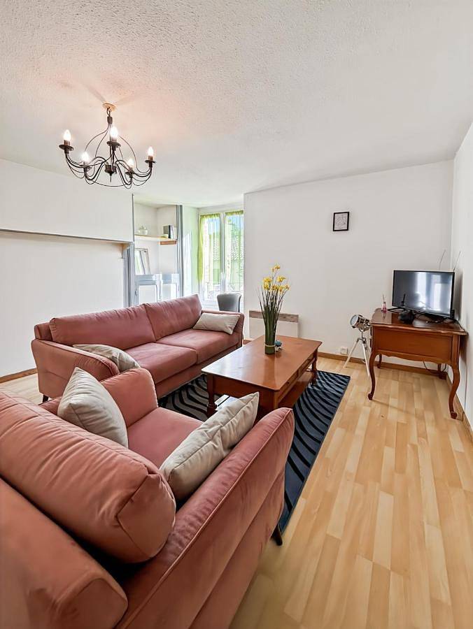 Appartement entier, Appart chaleureux - Village médiéval - Cantal in Laroquebrou, Région d'Aurillac