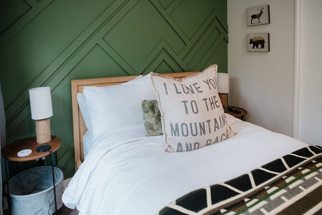 A cabin of windows amongst the trees- 15 mins from Mont Tremblant! in La Conception, Mont-Tremblant