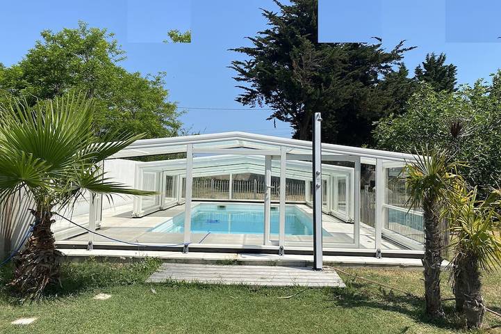 Location de vacances pour 4 personnes, avec Terrasse ainsi que Jardin et Piscine dans Plage des Boulassiers
