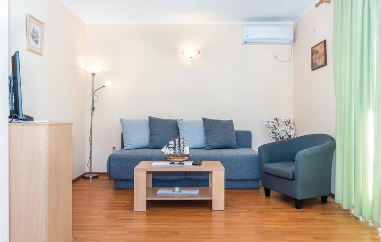 Ganze Ferienwohnung, Charmantes Apartment mit Terrasse in der Nähe des Flusses Krka und des Prokljansko-Sees in Raslina, Šibenik-Knin