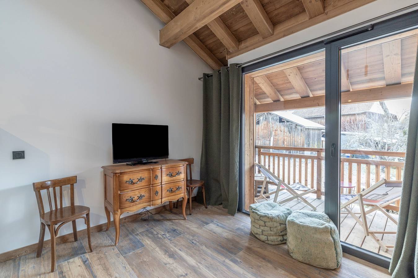Appartement entier, Appartement « Morillon – 4 pers – Neuf et cosy » avec vue montagne, terrasse privée in Station de Morillon, Grand Massif