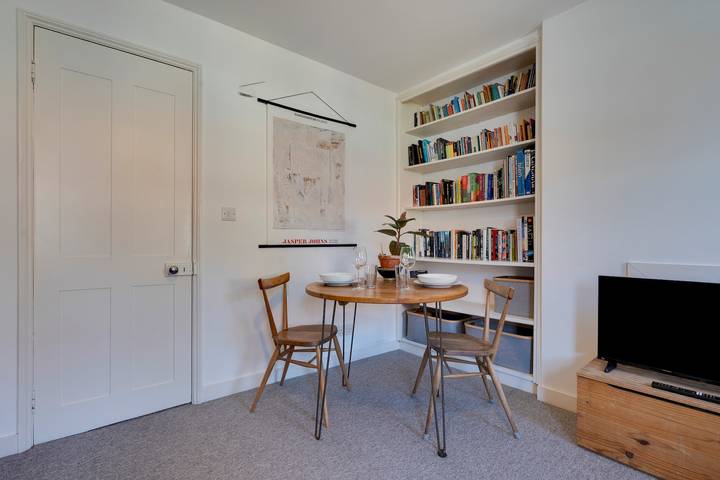 Entire apartment, Charming & Spacious Flat over 2 Floors on Mill Rd - Pass the Keys in Cambridge, Cambridgeshire