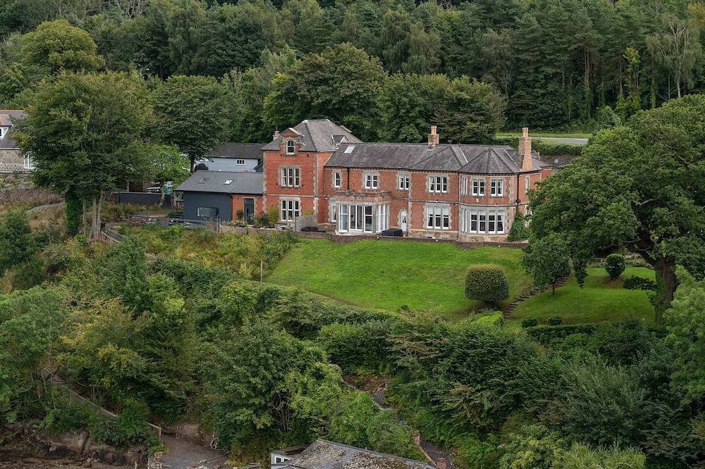 This historic Manor House has been transformed into a superb holiday residence in Bangor, Gwynedd