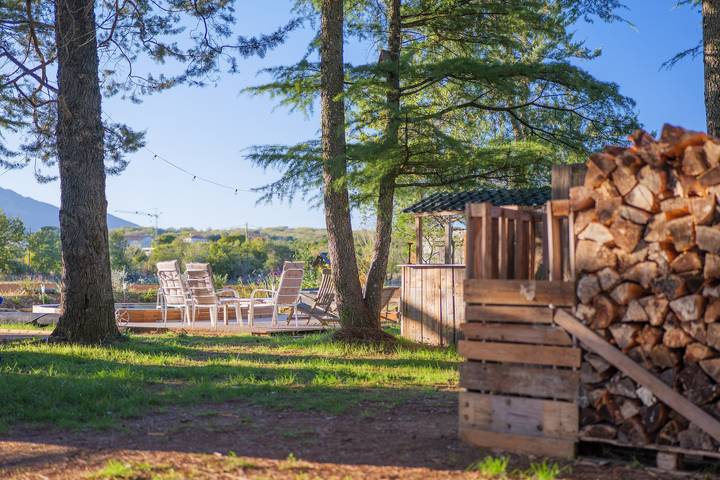 Gîte Des Louveteaux avec vue sur la montagne, piscine partagée in Banne, Parc national des Cévennes
