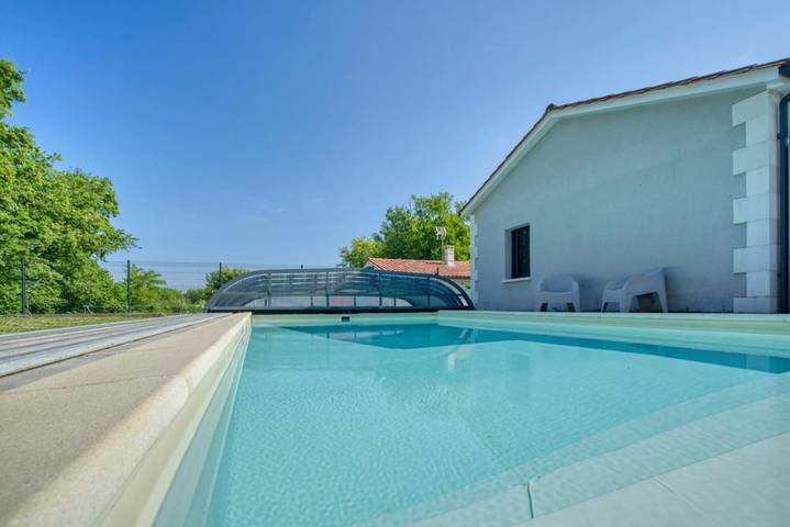 Location de vacances pour 6 personnes, avec jardin et piscine à Puymoyen - 3