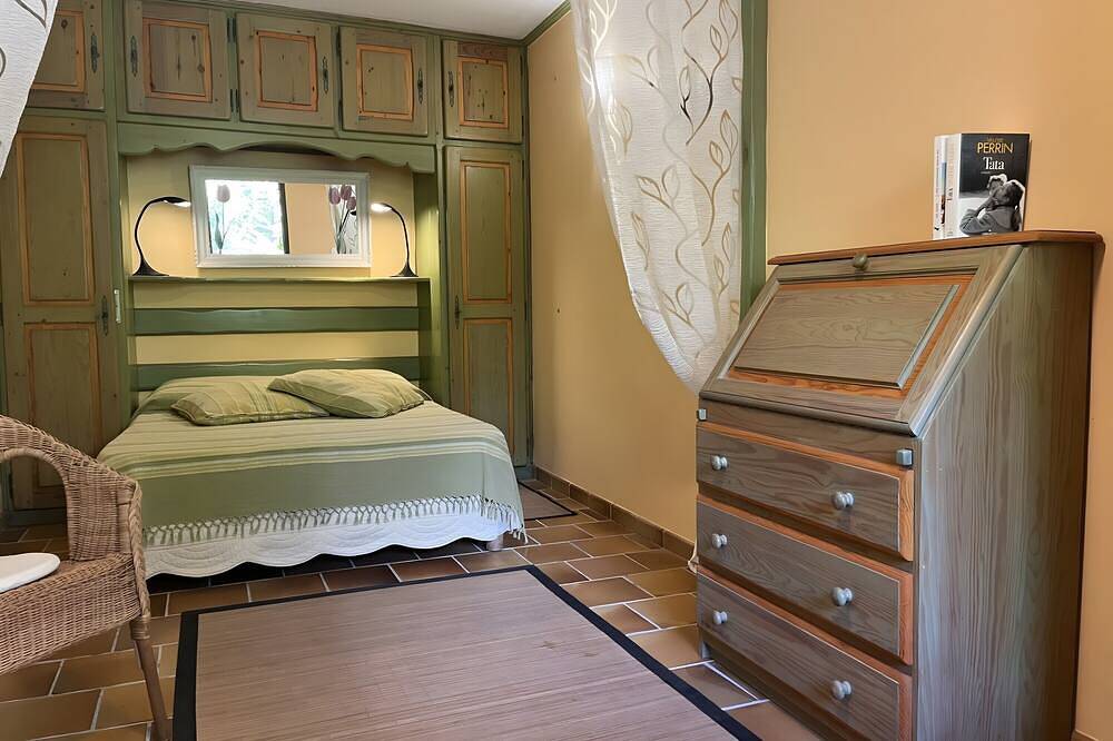 Holiday Home 'Domaine De Saint-amour - La Cascade' with Lake View, Shared Pool and Wi-Fi in Trans-en-Provence, Draguignan region