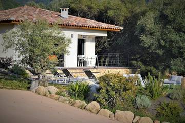 Cottage pour 4 personnes, avec terrasse et jardin à Sari-d'Orcino