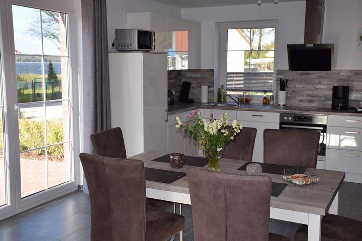 Ferienhaus Storchennest: Seeblick, Garten, Kamin und Boot in Warin, Nordwestmecklenburg (Wismar und Umgebung)