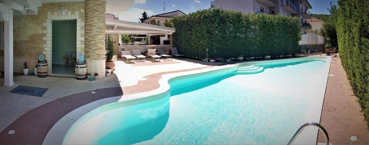 B&b per 4 persone, con Balcone e Giardino nonché Piscina e Panorama a Montalto Uffugo