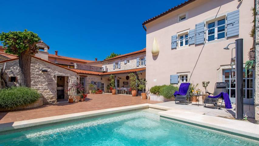 Ferienhaus für 10 Personen, mit Pool und Garten