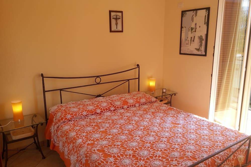 Elegante villa con jardín cerca del mar. in Fondachello, Provincia de Catania