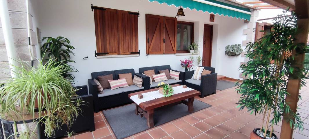 Apartamento entero, Apartamento 'Juana' con vistas a la montaña, terraza privada y Wi-Fi in Peñamellera Alta, Sierra del Cuera
