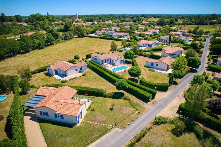 Maison de vacances pour 6 personnes, avec terrasse et piscine, animaux acceptés à Vasles