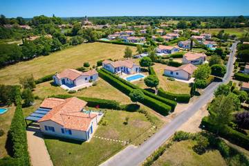 Location de vacances pour 6 personnes, avec terrasse et piscine, animaux acceptés à Vasles