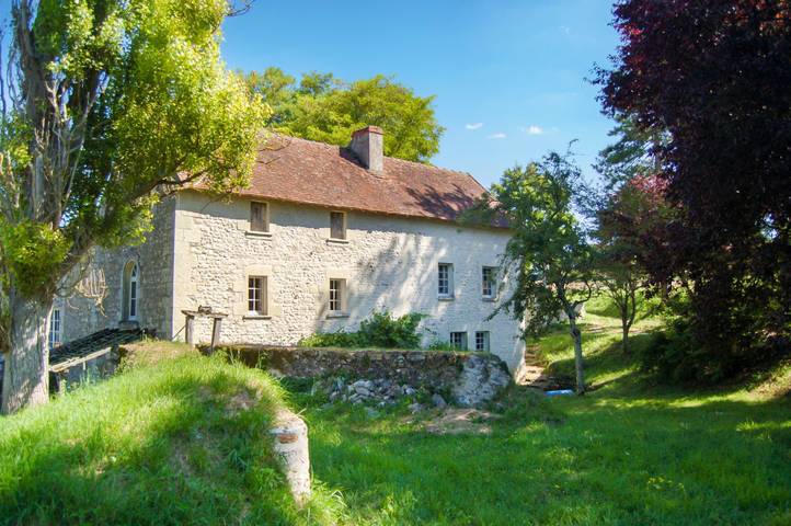Gîte pour 15 personnes, avec piscine ainsi que jardin et terrasse à Oyré