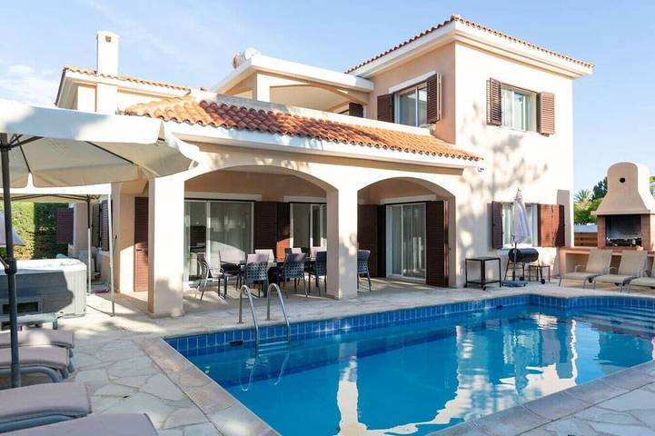 Holiday home for 10 people, with hot tub and garden as well as balcony in Coral Bay (Cyprus)