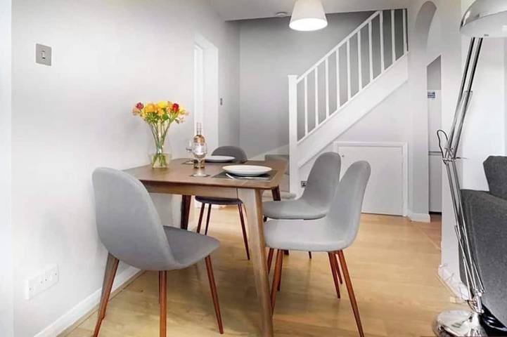 Entire apartment, Wokingham -  Two Bedroom House with parking in Wokingham, Berkshire