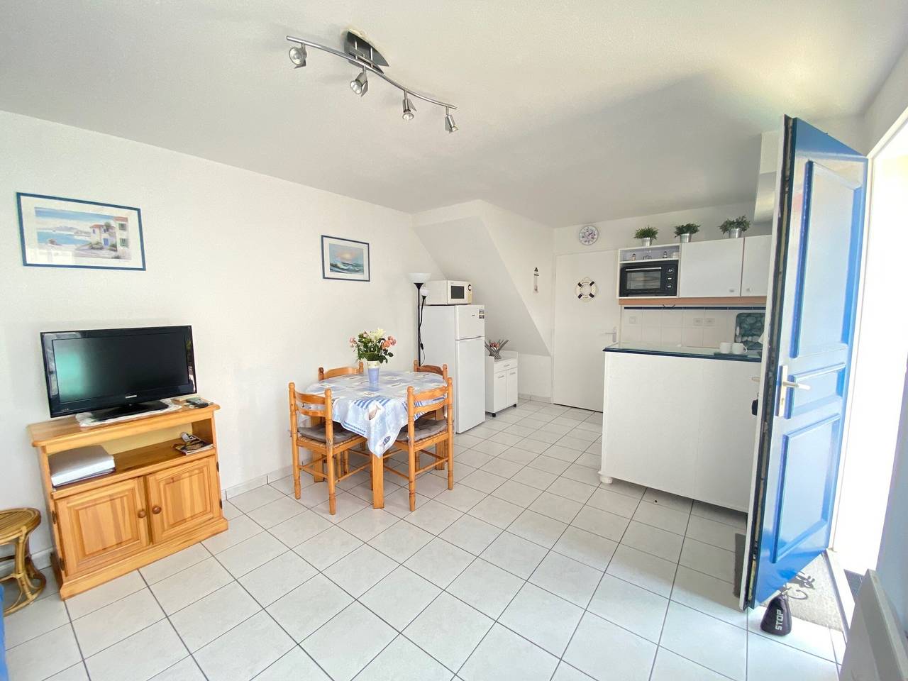 Cozy 2-Br House with Pool, 150m from the Beach - Private Garden, Parking in Bretignolles-sur-Mer, Loire Valley