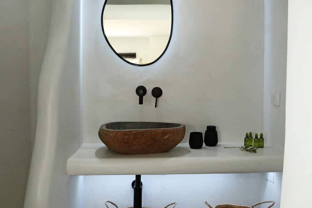 Ganze Wohnung, A privately owned home adorned in the distinctive, traditional Cycladic style. in Syros