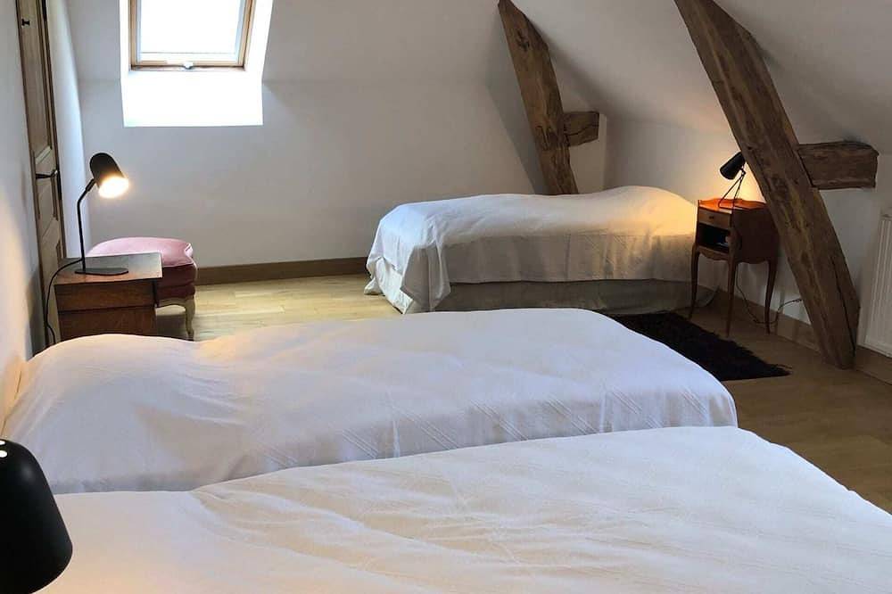 Entire apartment, Le Verger - Studio Apartment, Sleeps 15 in Tosny, Les Andelys region